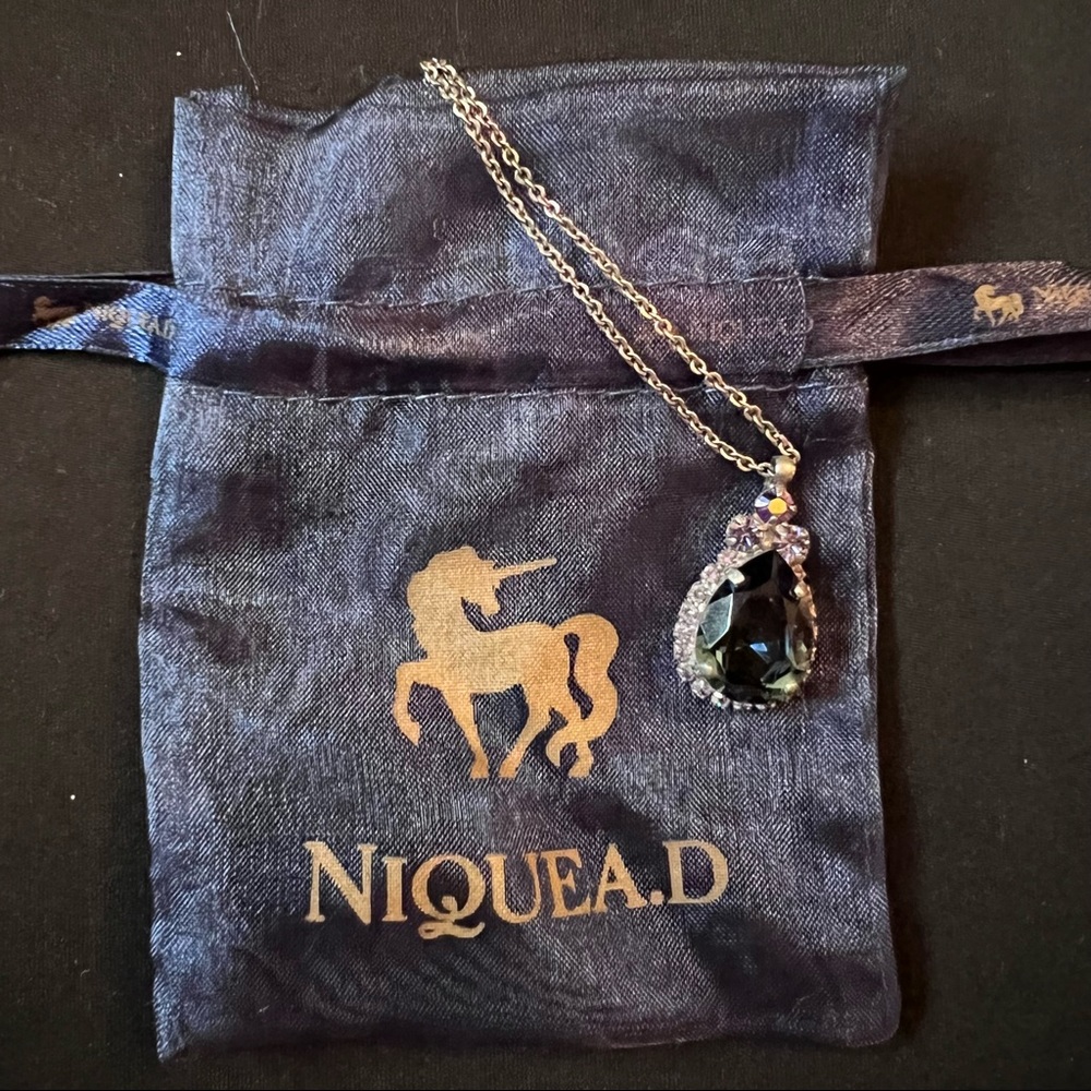 NIQUEA.D Blue Teardrop Crystal Pendant Necklace